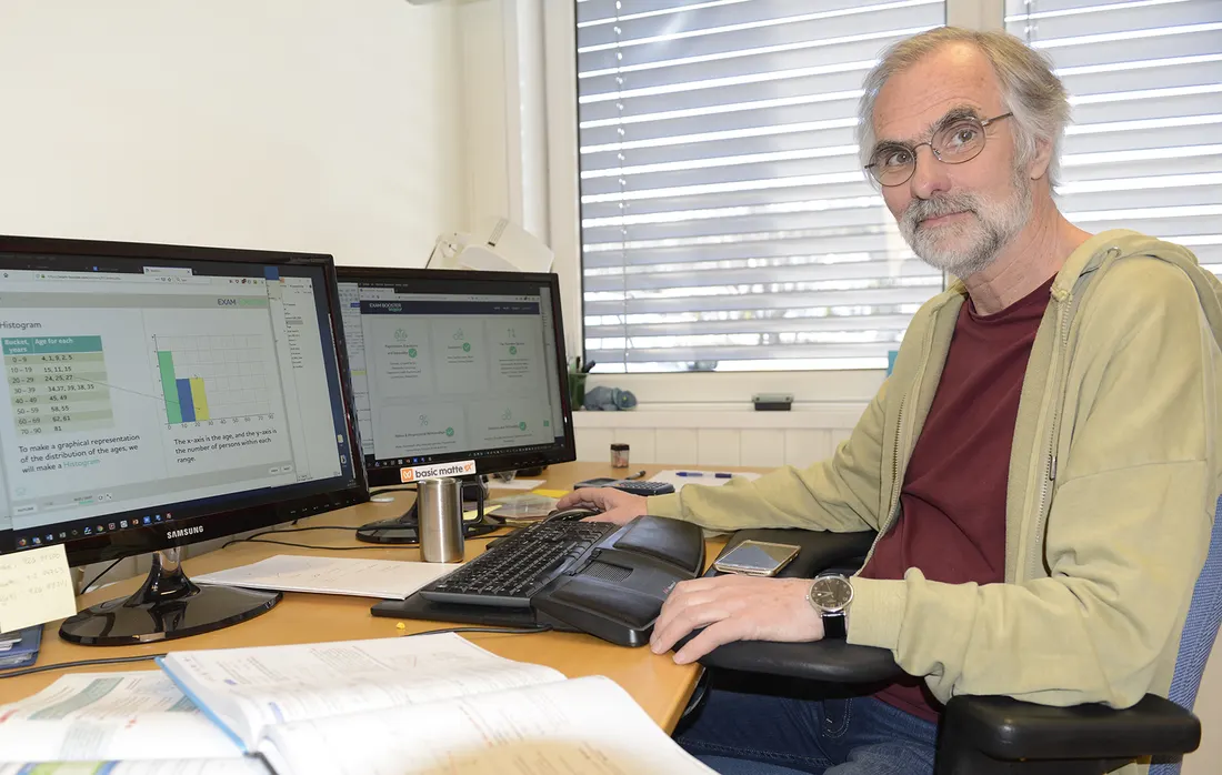 Sverre H. Bautz ved arbeidsplassen med Basic Matte på skjermene